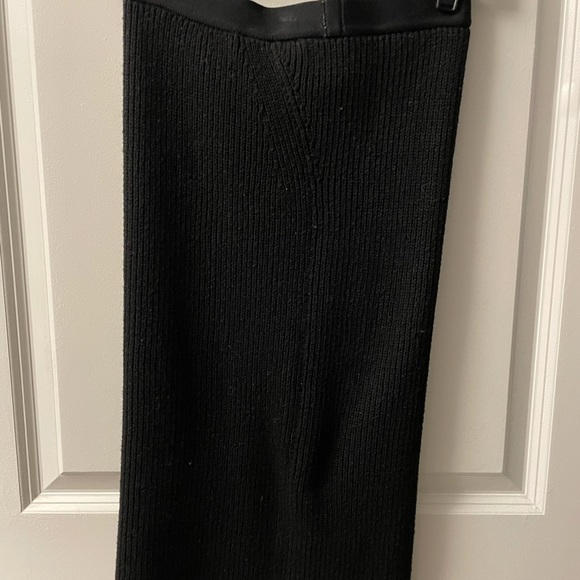 FINAL SALE! Uniqlo Black Pencil Skirt - Picture 5 of 5